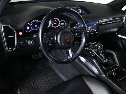 Certified 2022 Porsche Cayenne Turbo S AWD/4WD image 4