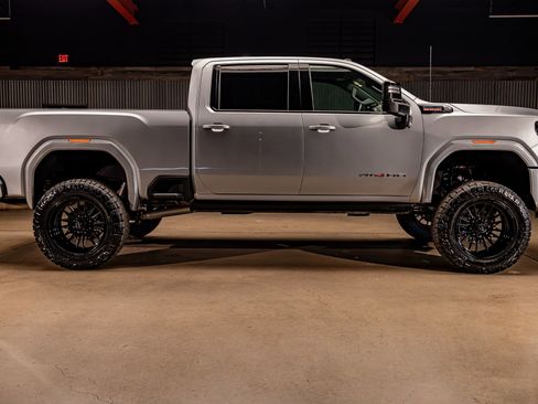 Used 2025 GMC Sierra 2500 AT4 image 11