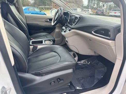 Used 2018 Chrysler Pacifica Limited image 9