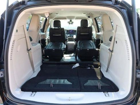 Used 2020 Chrysler Pacifica Touring-L Plus FWD image 9