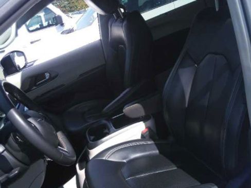 Used 2023 Chrysler Pacifica Touring-L FWD image 10