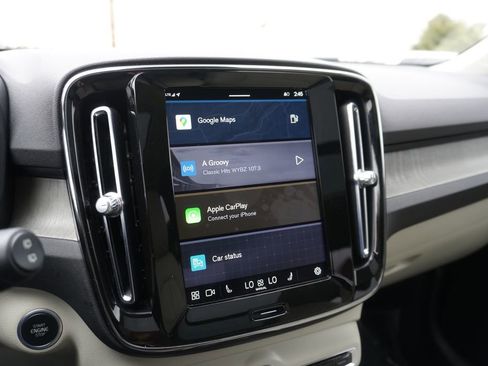 Used 2023 Volvo XC40 B5 Plus image 16