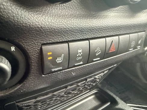 Used 2018 Jeep Wrangler Unlimited Sahara w/ Max Tow Package AWD/4WD image 22