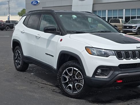 Used 2025 Jeep Compass Trailhawk AWD/4WD image 62