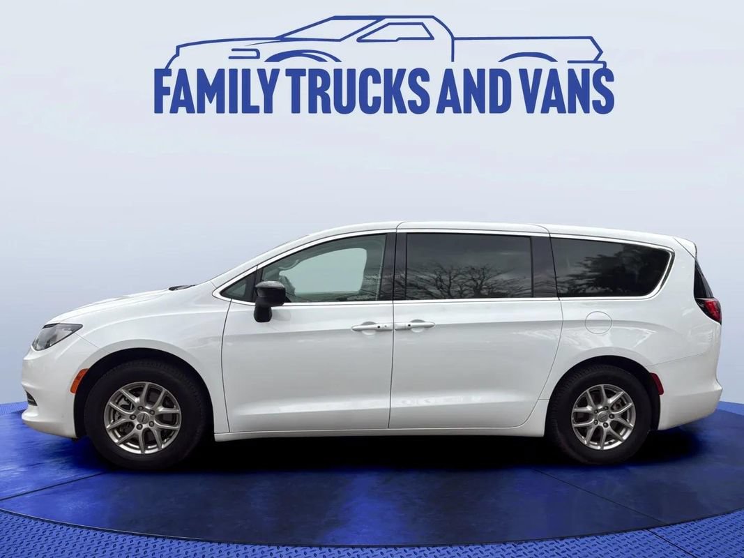 Used 2024 Chrysler Voyager LX FWD image 2