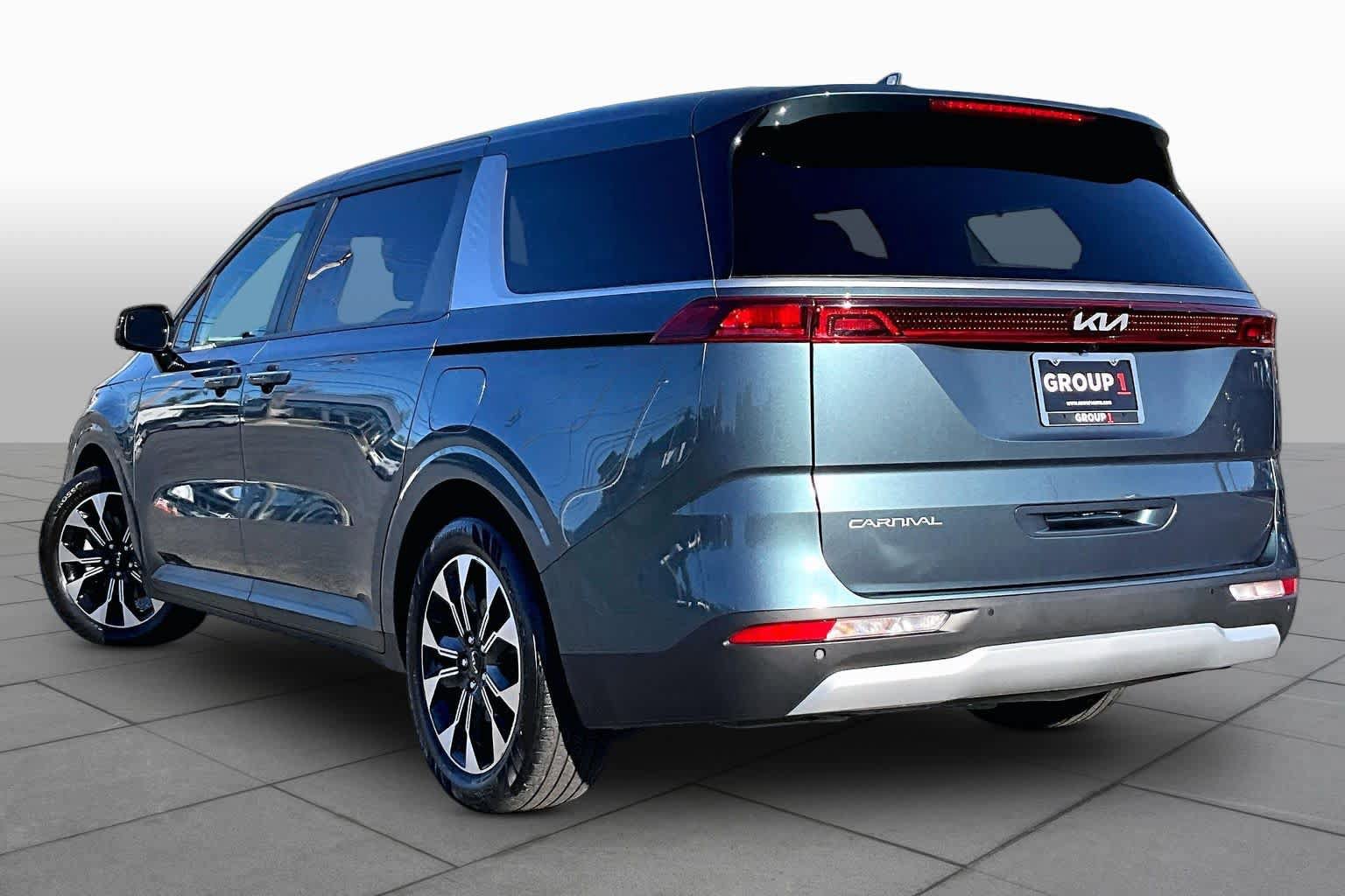 Used 2024 Kia Carnival EX FWD image 12