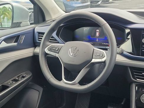 Used 2024 Volkswagen Taos SE FWD image 3