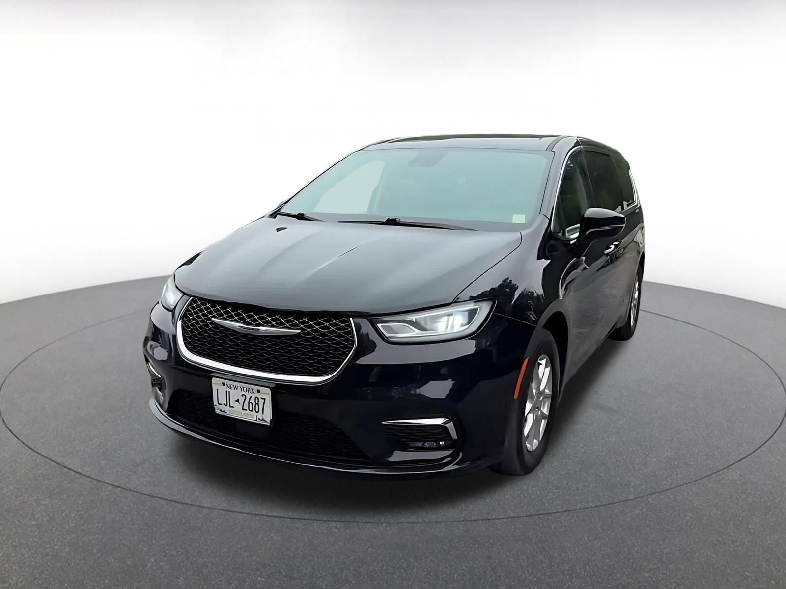 Used 2024 Chrysler Pacifica Touring-L FWD image 6