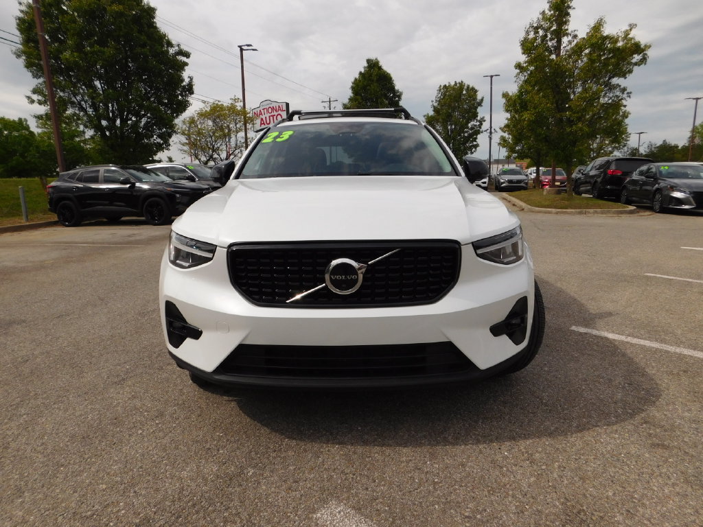 Used 2023 Volvo XC40 B5 Plus w/ Driver Assist Package AWD/4WD image 3