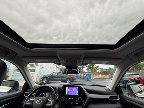 Used 2023 Toyota Highlander XLE AWD/4WD image 23
