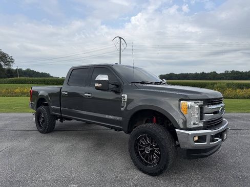 Used 2017 Ford F250 XLT w/ XLT Premium Package AWD/4WD image 4