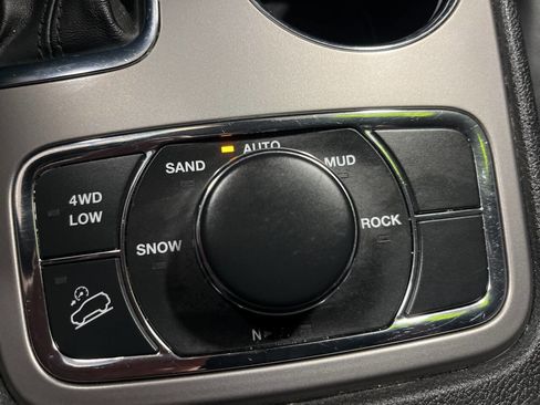 Used 2022 Jeep Grand Cherokee Laredo X image 26