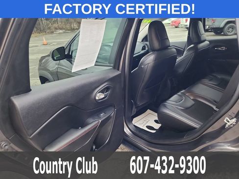 Used 2021 Jeep Cherokee Trailhawk AWD/4WD image 23