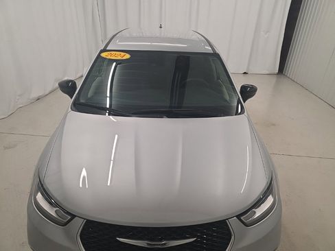 Used 2024 Chrysler Pacifica Touring-L image 9