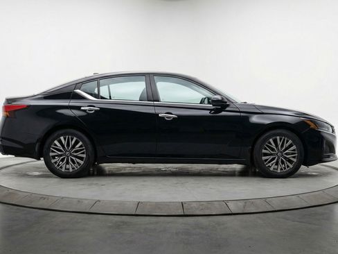 Used 2025 Nissan Altima 2.5 SV image 11