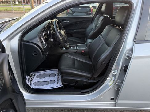 Used 2019 Dodge Charger SXT w/ Plus Group RWD image 9