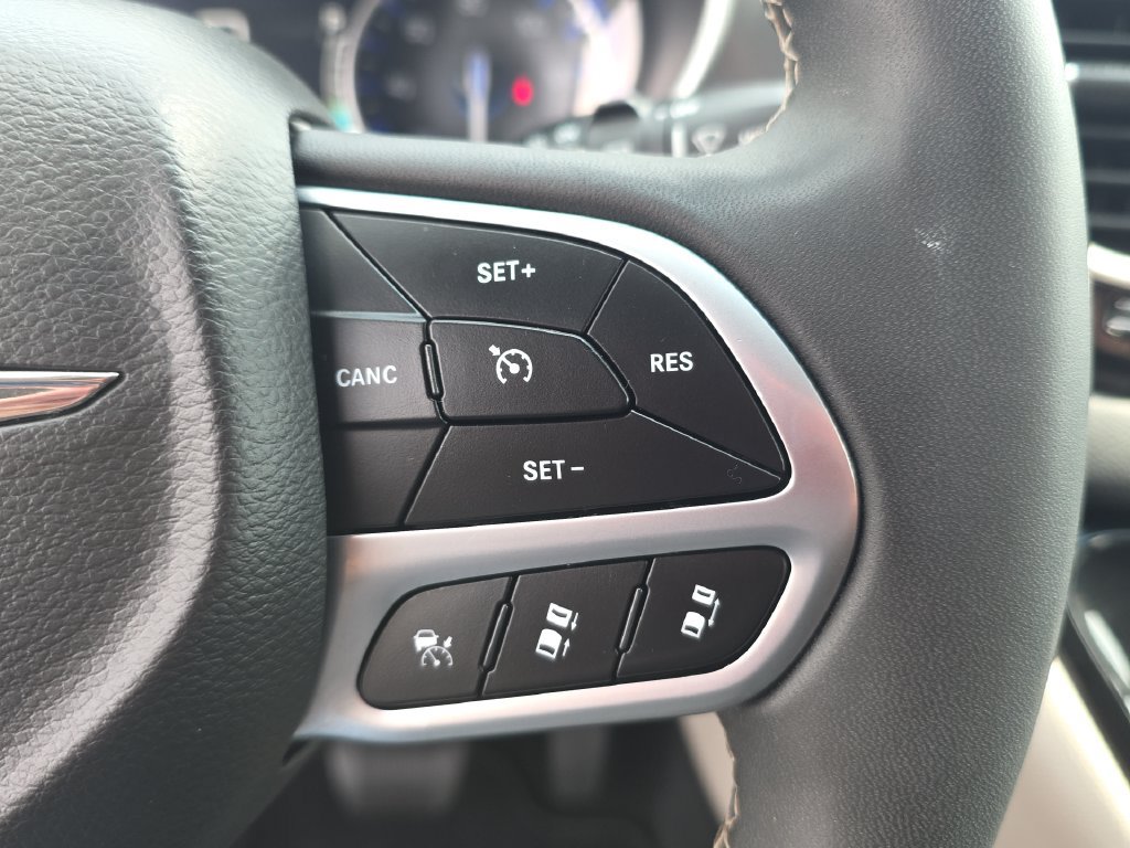 Used 2023 Chrysler Pacifica Touring-L FWD image 19