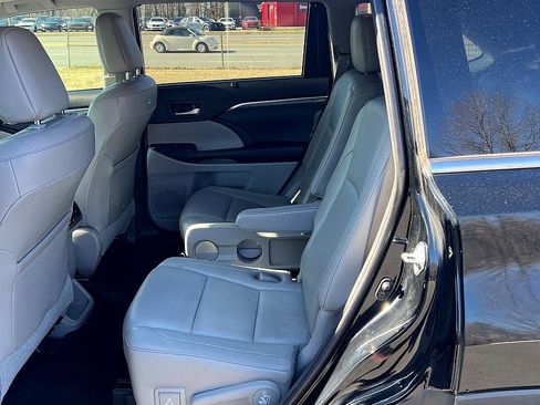 Used 2017 Toyota Highlander Limited image 18