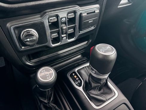 Used 2019 Jeep Wrangler Unlimited Sahara w/ Uconnect 4C Nav & Sound Group AWD/4WD image 37
