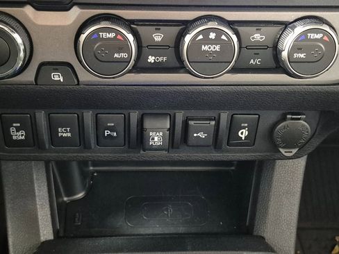 Used 2022 Toyota Tacoma TRD Sport image 19