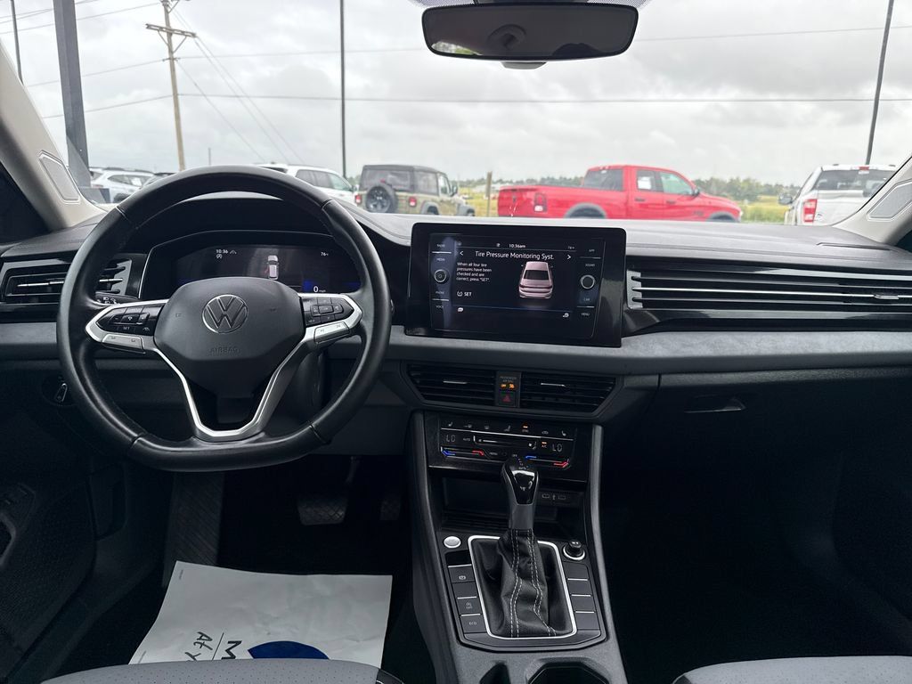 Used 2025 Volkswagen Jetta SE FWD image 12