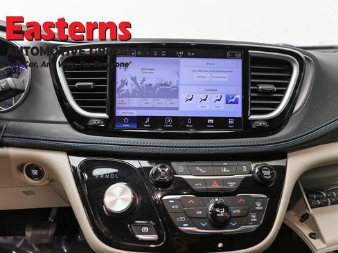 Used 2021 Chrysler Pacifica Touring-L FWD image 12