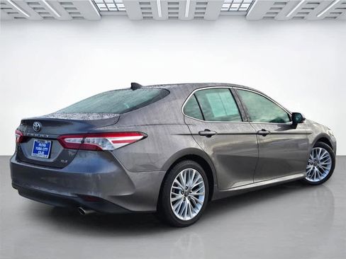 Used 2019 Toyota Camry XLE image 6