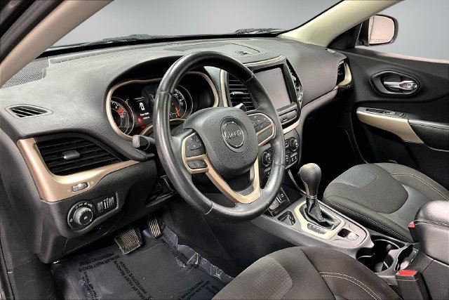 Used 2017 Jeep Cherokee Latitude w/ Comfort & Sound Group FWD image 17