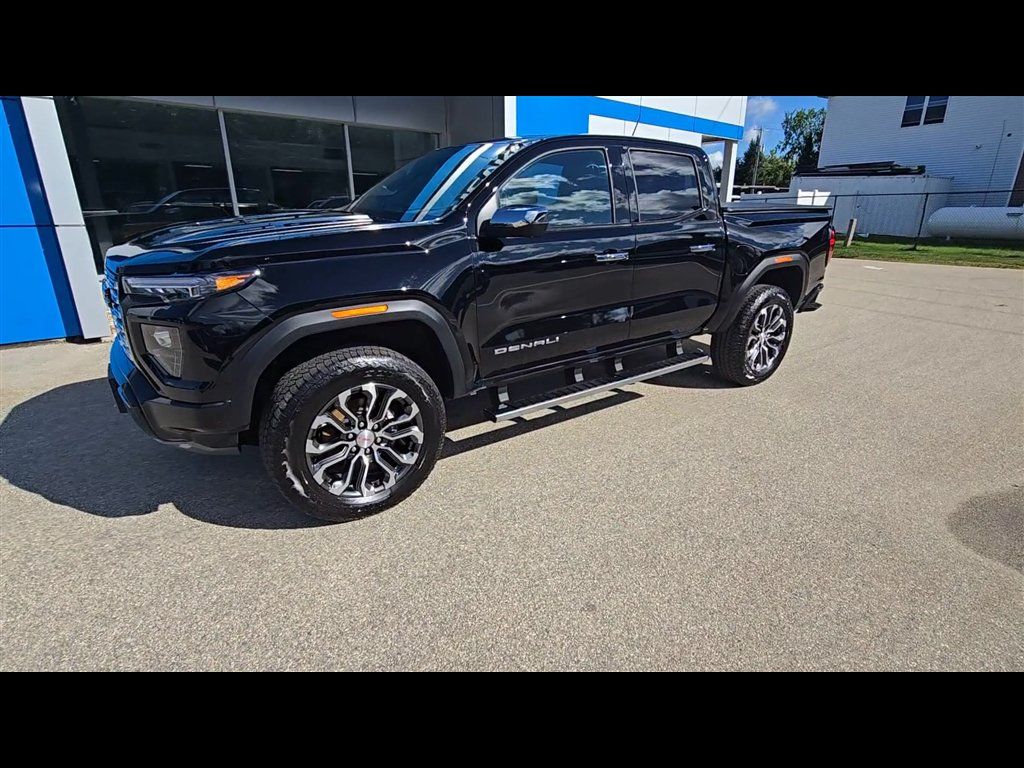 Used 2025 GMC Canyon Denali AWD/4WD image 4