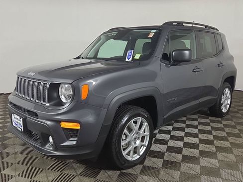 Used 2023 Jeep Renegade Latitude w/ Premium Group AWD/4WD image 2
