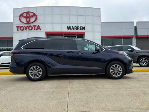 Used 2024 Toyota Sienna LE FWD image 3