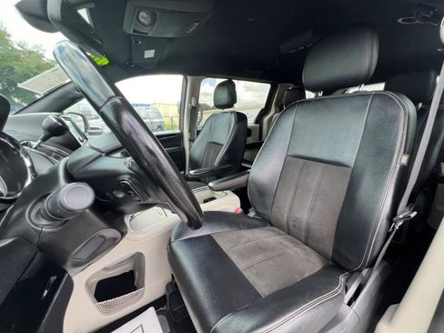Used 2020 Dodge Grand Caravan SXT FWD image 16