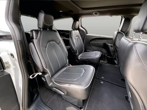 Used 2026 Chrysler Pacifica Limited FWD image 21