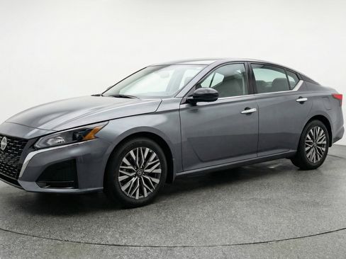 Used 2025 Nissan Altima 2.5 SV image 3