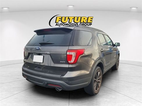 Used 2018 Ford Explorer XLT w/ Equipment Group 202A image 3