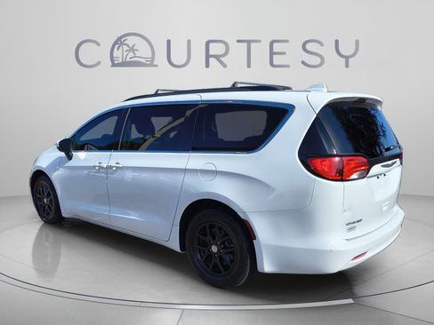 Used 2020 Chrysler Voyager Lxi FWD image 3