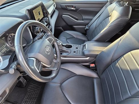 Used 2024 Toyota Highlander XLE image 12