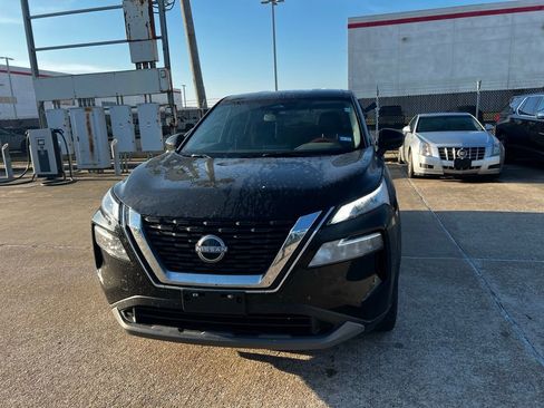 Used 2023 Nissan Rogue SV image 2