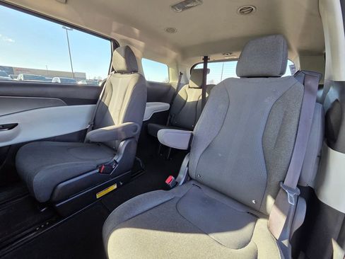 Used 2022 Kia Carnival LX image 25