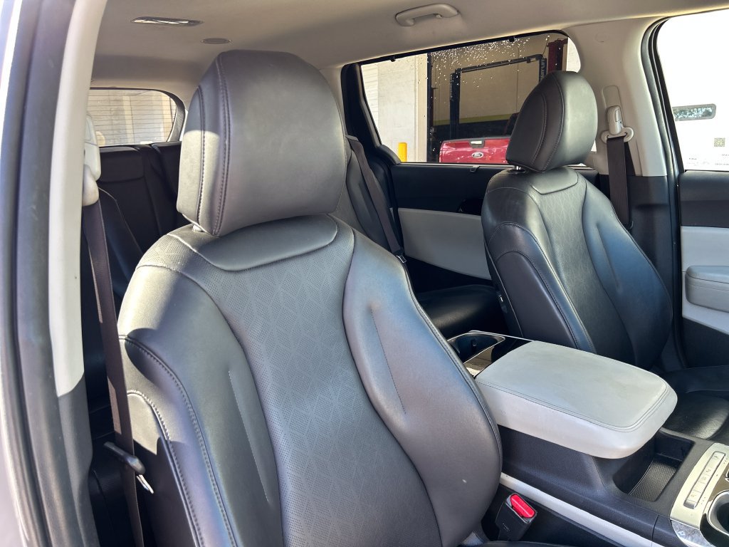 Used 2024 Kia Carnival EX FWD image 15