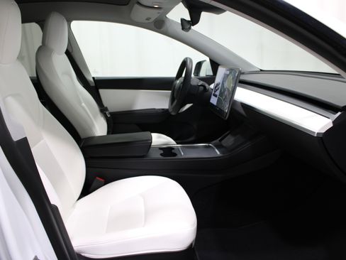 Used 2022 Tesla Model Y Long Range image 21