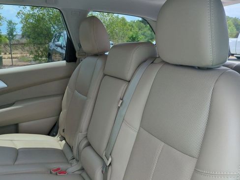 Used 2020 Nissan Pathfinder Platinum FWD image 32