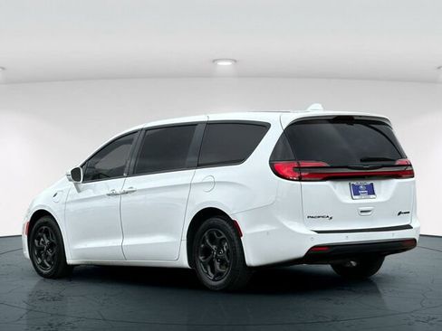 Used 2022 Chrysler Pacifica Touring-L w/ Uconnect Theater Family Group FWD image 4