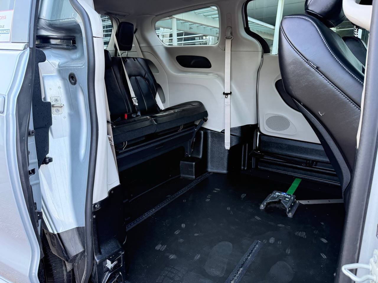 Used 2023 Chrysler Pacifica Touring-L FWD image 11
