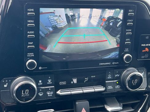 Used 2022 Toyota Highlander XLE image 17