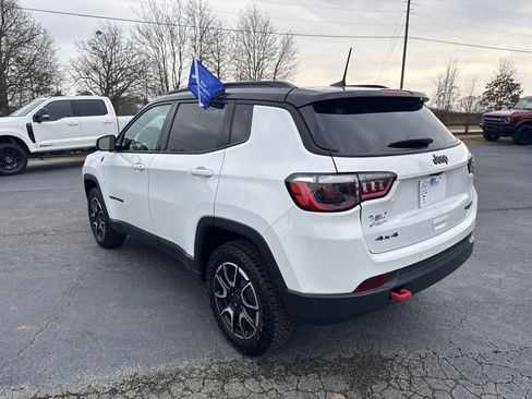 Used 2025 Jeep Compass Trailhawk image 7