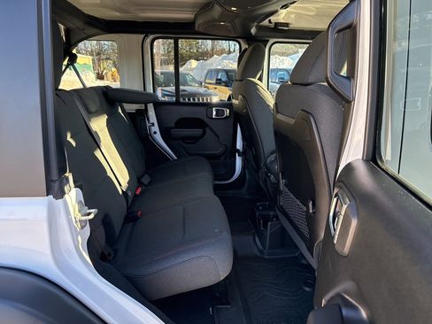 Certified 2024 Jeep Wrangler Unlimited Rubicon w/ Technology Group image 29