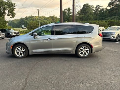 Used 2018 Chrysler Pacifica Touring-L Plus FWD image 8