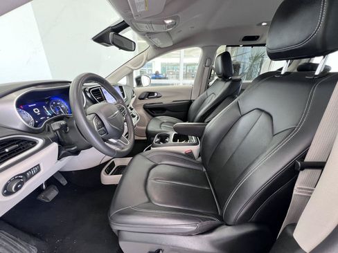 Used 2024 Chrysler Pacifica Touring-L FWD image 11