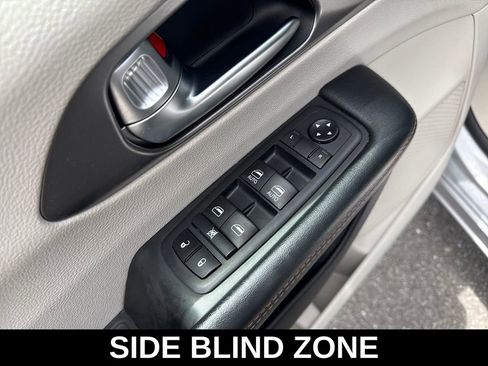 Used 2020 Chrysler Pacifica Touring FWD image 13